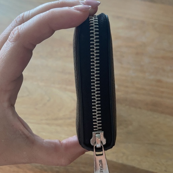 Michael Kors Black Wallet with zipper - Picture 2 of 6